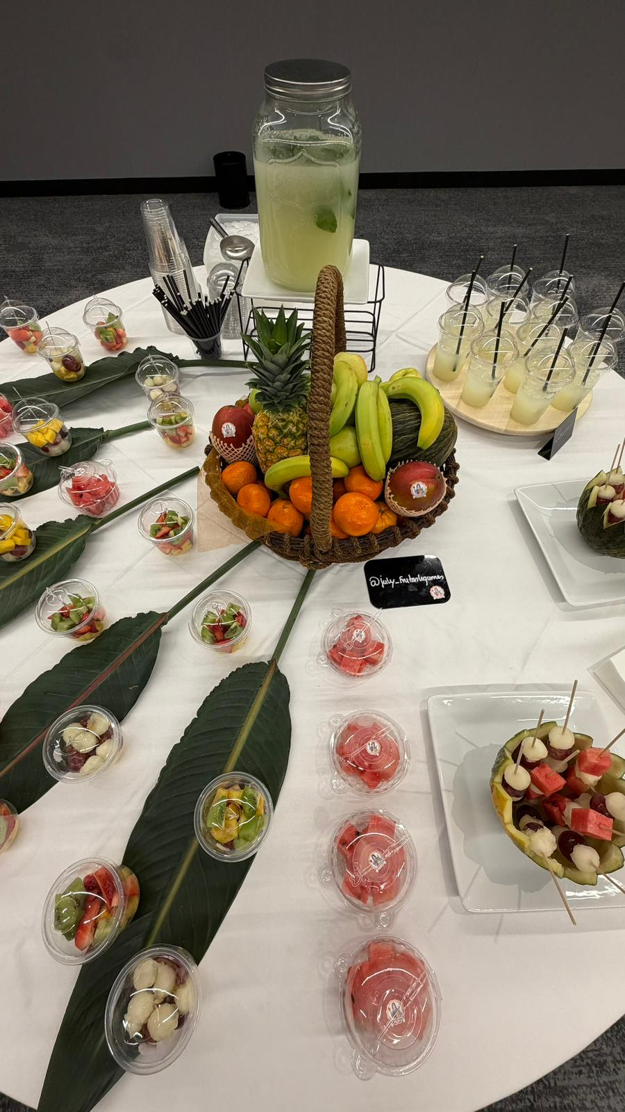 Mesa de catering de fruta July montada em espaço interior