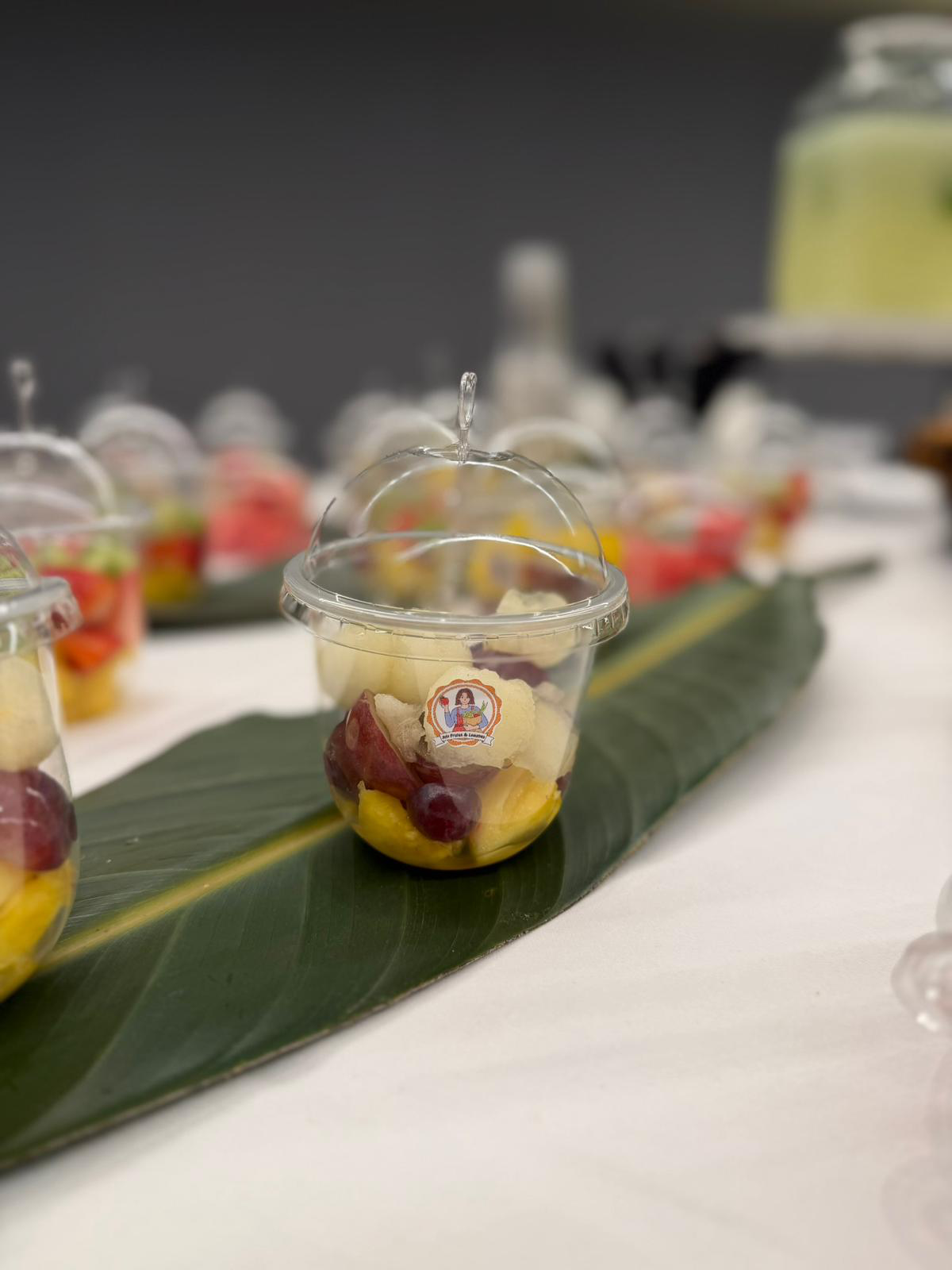 Copo individual de fruta cortada com marca July